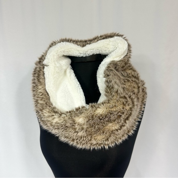AMERICAN Eagle Faux Fur Infinity Scarf - Picture 2 of 2